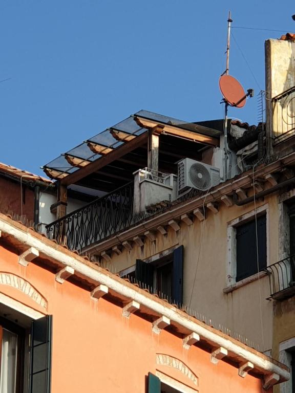 un edificio de apartamentos con balcón y azotea en Residenza Tiziana Venezia, en Venecia