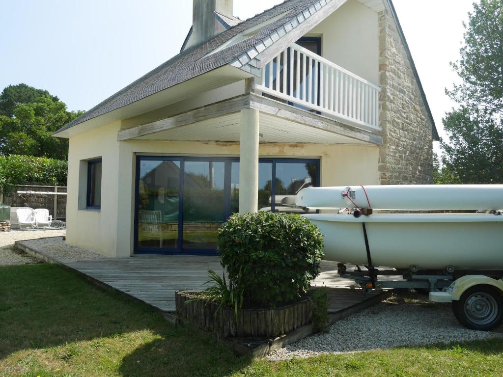 un bateau sur une remorque devant une maison dans l'établissement REF 021 Maison 2 chambres proche commerces à louer pour les vacances, à Arzon