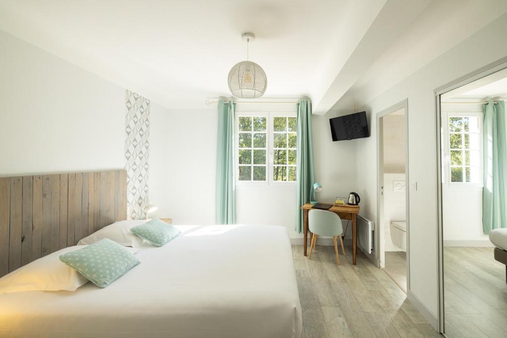 Postel nebo postele na pokoji v ubytování LOGIS Hôtel St Sylvestre