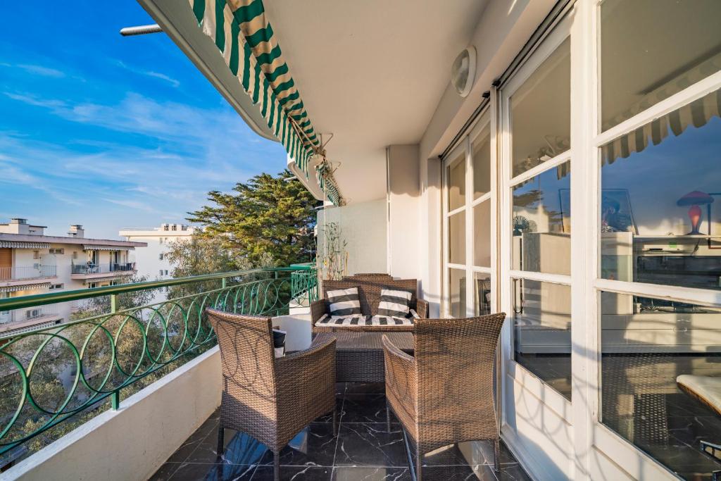 un balcon avec une table et des chaises sur un balcon dans l'établissement Nice one bedroom heart of Cannes, à Cannes