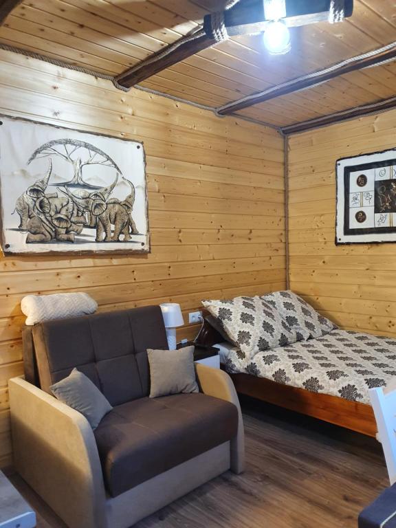 salon z kanapą i łóżkiem w obiekcie Domek SERCE KRYNICY w mieście Krynica Morska