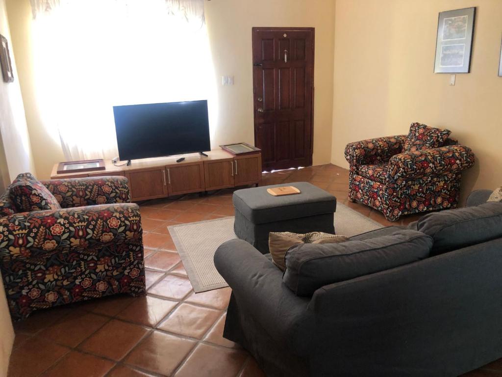 TV a/nebo společenská místnost v ubytování Pura Vida Jamaica