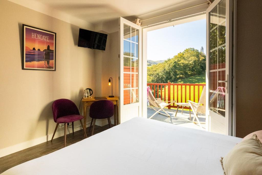 Postel nebo postele na pokoji v ubytování LOGIS Hôtel St Sylvestre