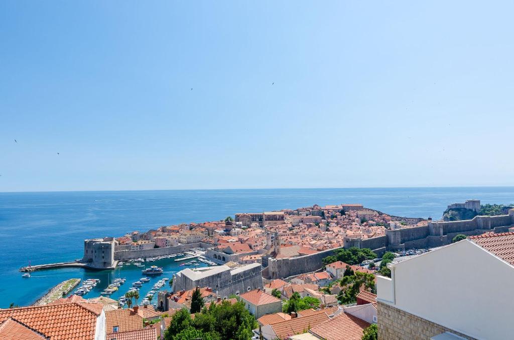 een luchtzicht op de stad dubrovnik bij Apartments Isabora in Dubrovnik