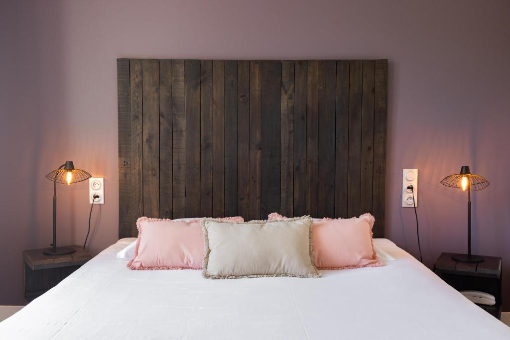 Postel nebo postele na pokoji v ubytování LOGIS Hôtel St Sylvestre