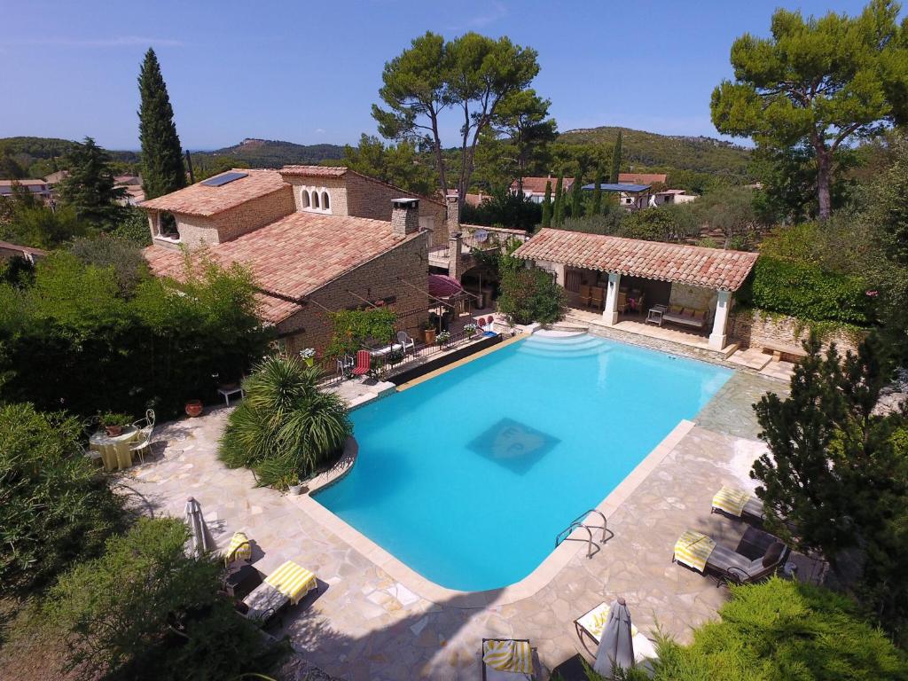 Afbeelding uit fotogalerij van Villa de 5 chambres avec piscine privee et jardin clos a Orgon in Orgon