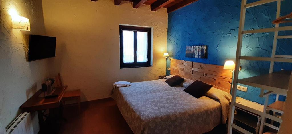 Säng eller sängar i ett rum på EcoHotel Rural Angiz