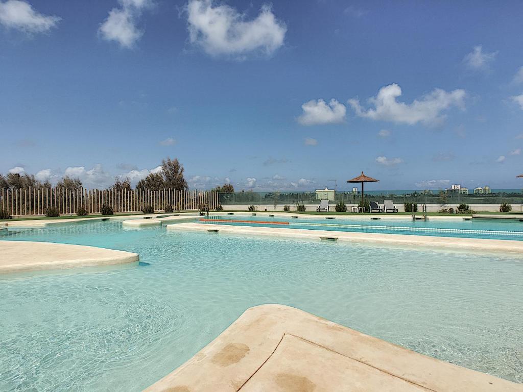 ein großer Pool mit blauem Wasser in der Unterkunft Los Flamencos Vista Playa - 6209 in Playa Paraiso