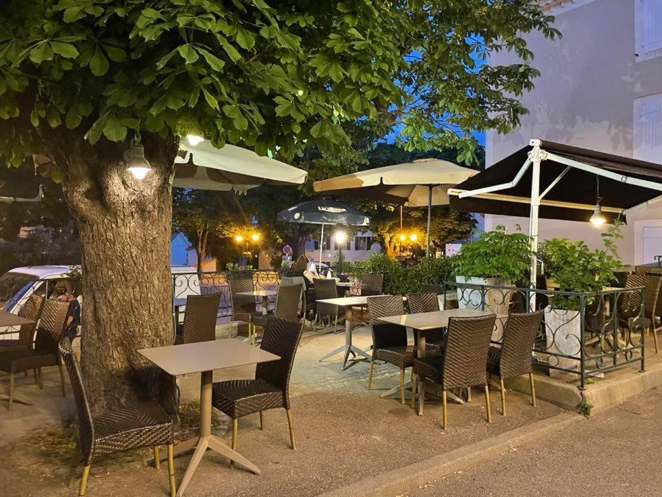 Restaurace v ubytování Hôtel Le Globe
