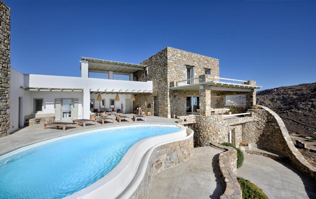 Willa z basenem i domem w obiekcie Villa Serenity w mieście Mykonos