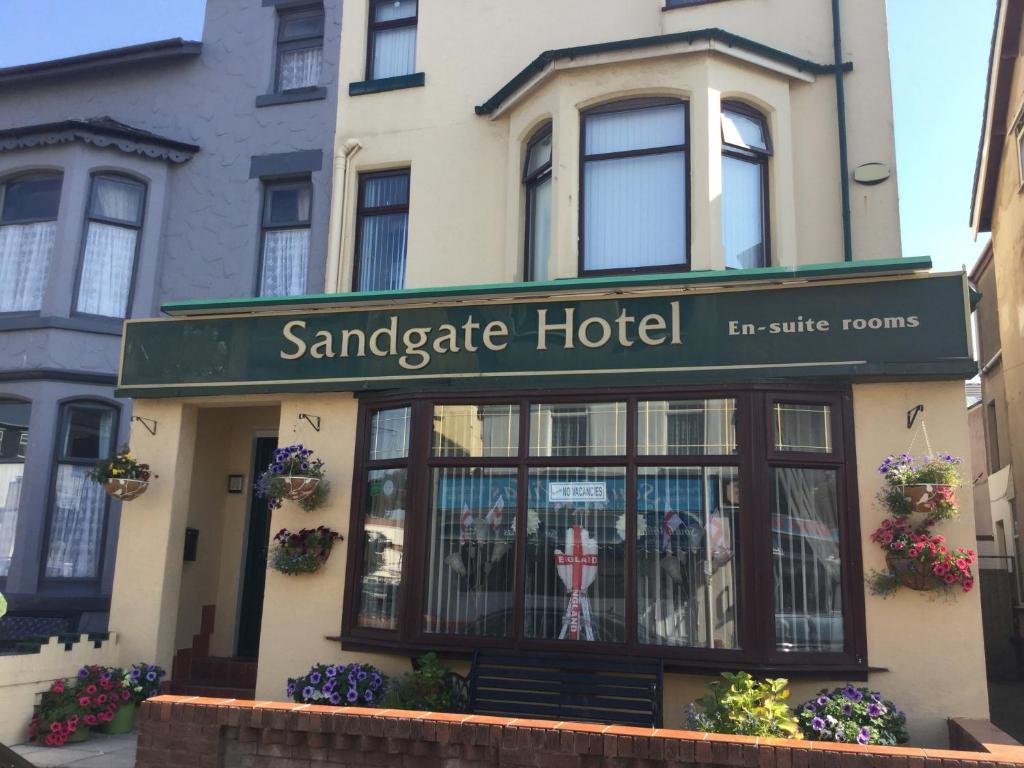 un bâtiment avec un panneau indiquant l'hôtel sandwich dans l'établissement The Benson Hotel, à Blackpool