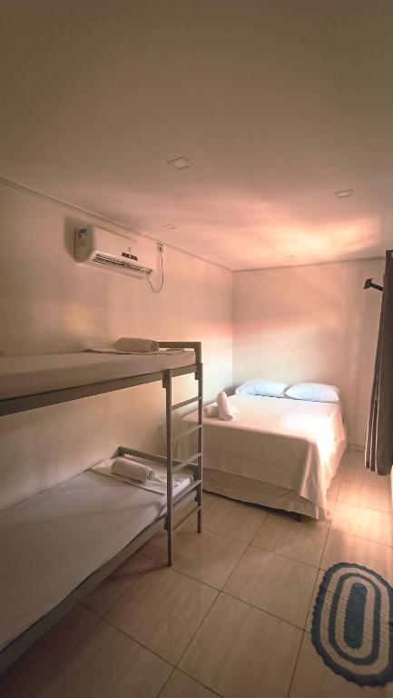 Postel nebo postele na pokoji v ubytování Abrolhos Dive Inn