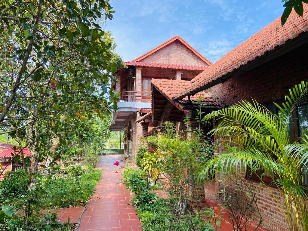 un sentiero di fronte a una casa di Ninh Binh Friendly Homestay a Ninh Binh