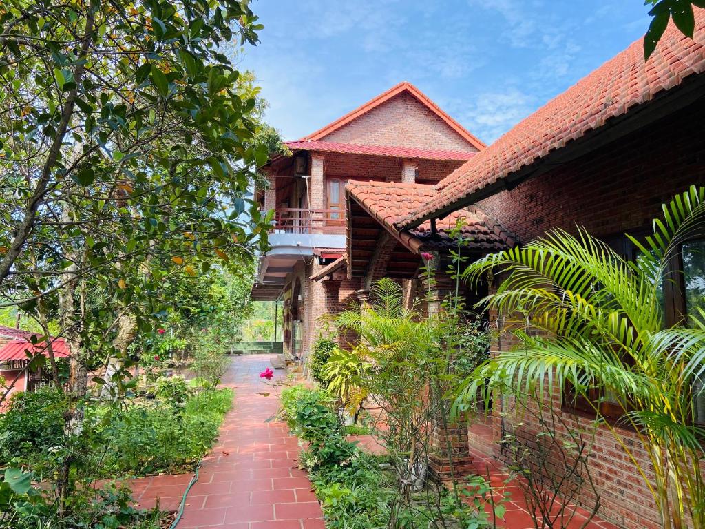 a pathway in front of a house at Ninh Binh Friendly Homestay in Ninh Binh