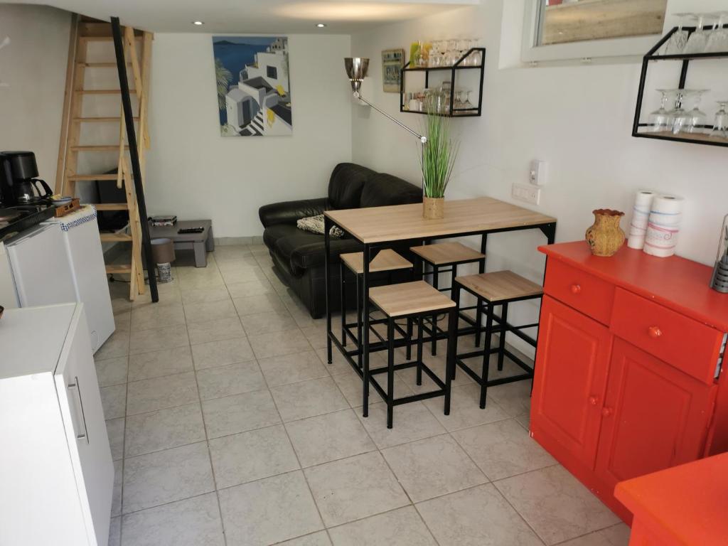 STUDIO 4 PERSONNES A 2Mn DE LA PLAGE - Housity