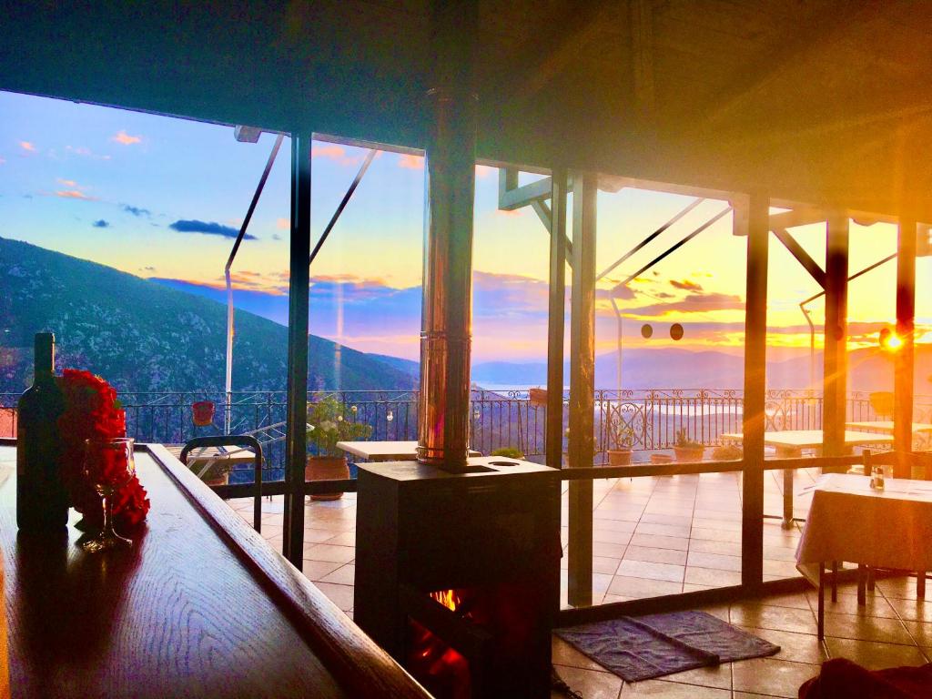 Una imagen general de la montaña o una montaña tomada desde el hotel