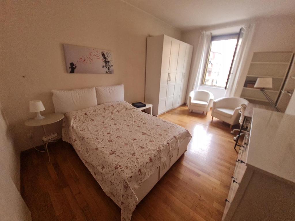 sypialnia z łóżkiem, biurkiem i oknem w obiekcie NAVIGLI - Ascanio Sforza Cozy Apartment w Mediolanie