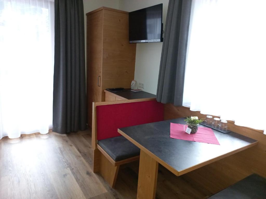 TV a/nebo společenská místnost v ubytování Haus Alpenflora