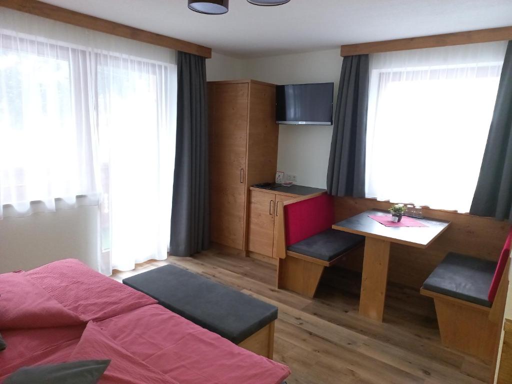 TV a/nebo společenská místnost v ubytování Haus Alpenflora
