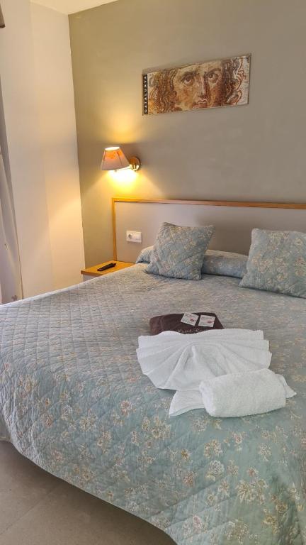Postel nebo postele na pokoji v ubytování Hotel Cosmos Tarragona