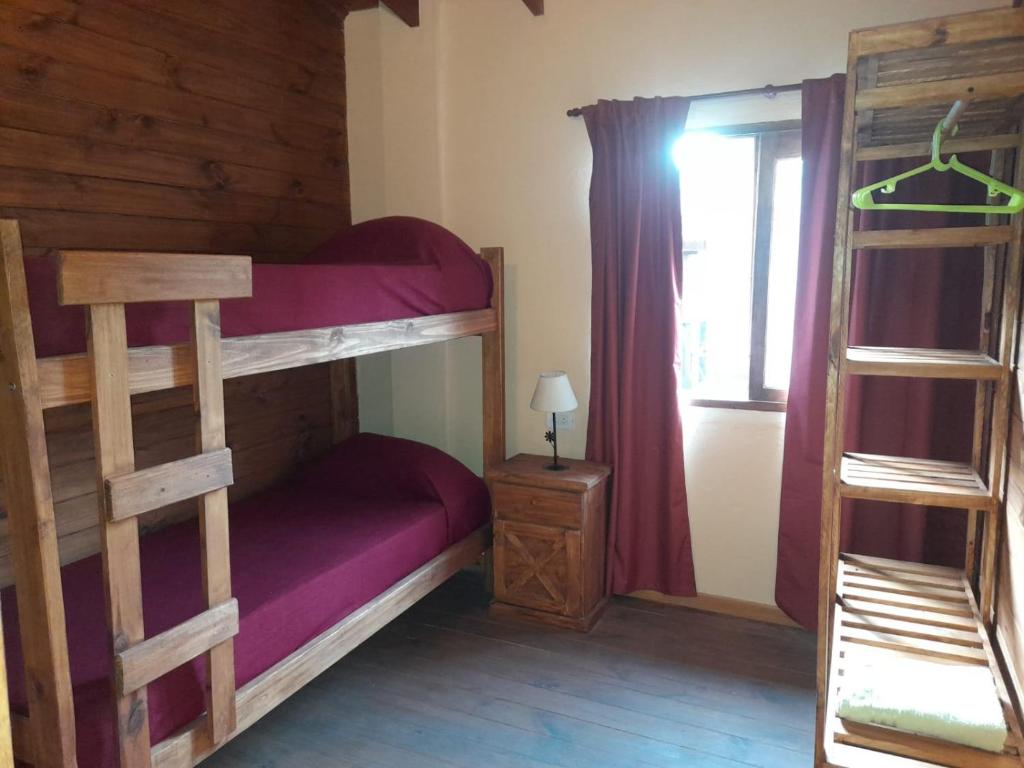 una camera da letto con due letti a castello e una finestra di Sueño del Bosque a Santa Teresita