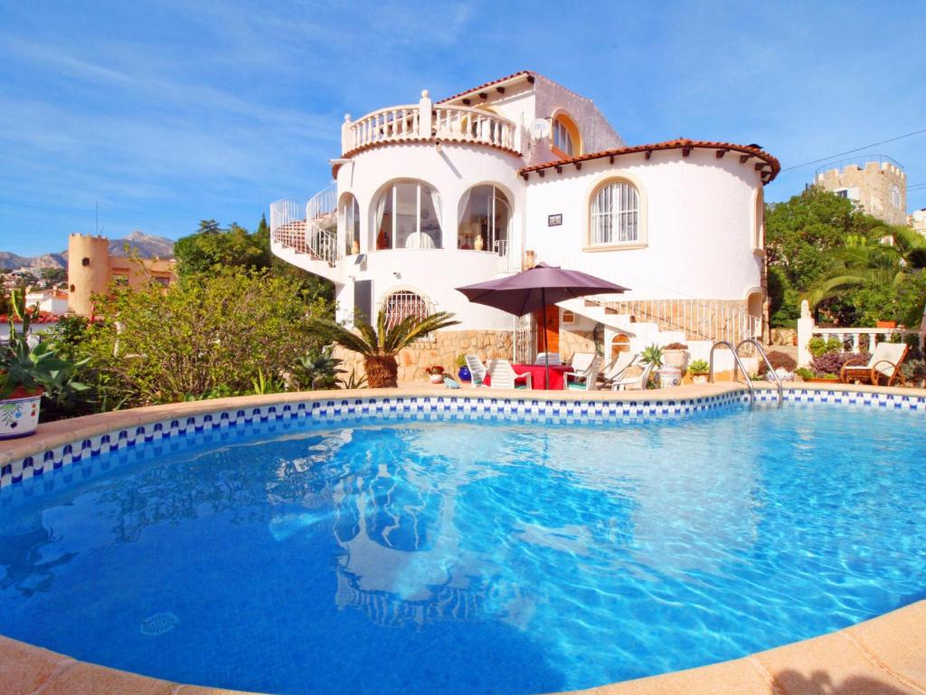 una gran piscina frente a una casa en Villa Estrella by Interhome, en Calpe