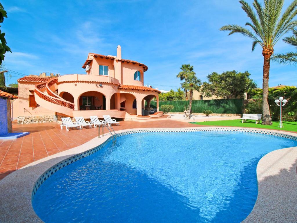 Villa con piscina frente a una casa en Villa Roma by Interhome, en La Canuta