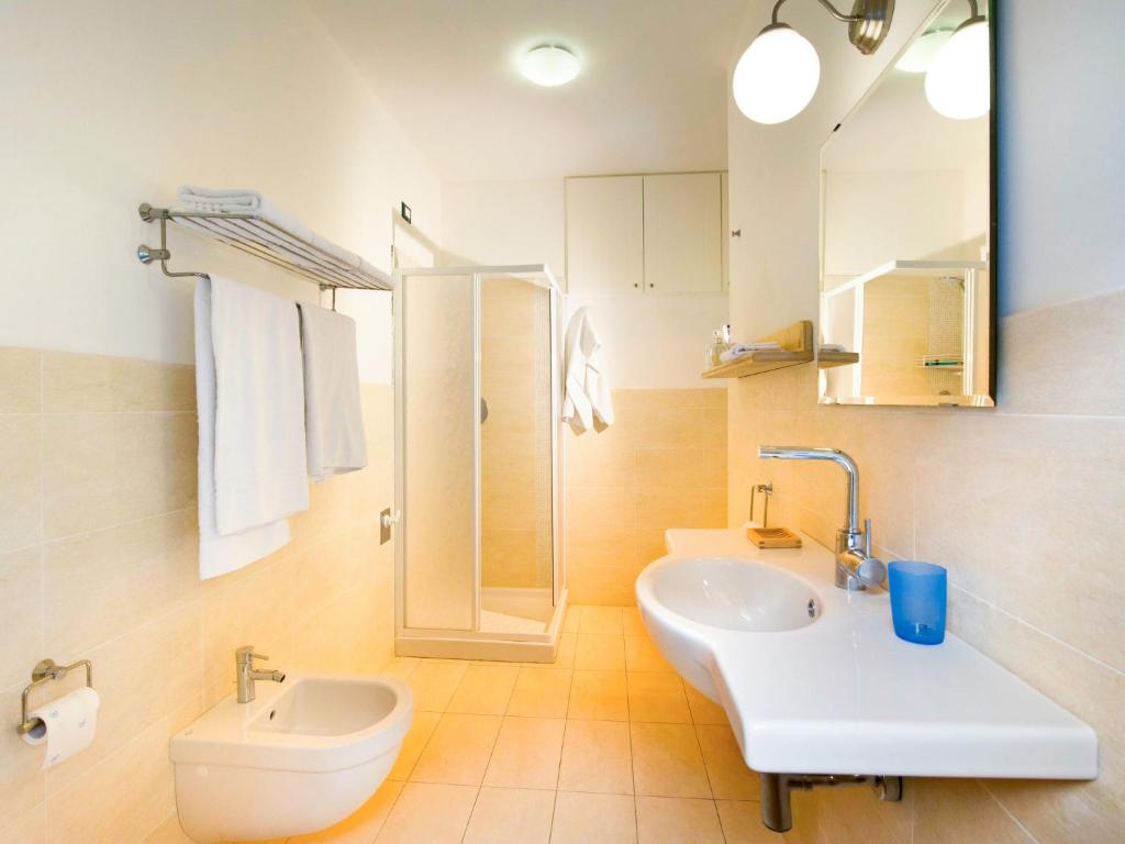 Kúpeľňa v ubytovaní Apartment Ea Bianca-5 by Interhome