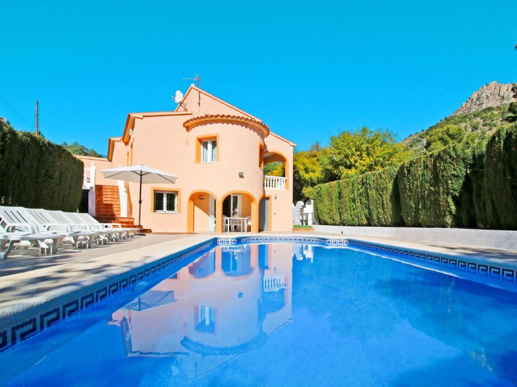 Villa con piscina frente a una casa en Villa Villa Maria by Interhome, en La Canuta