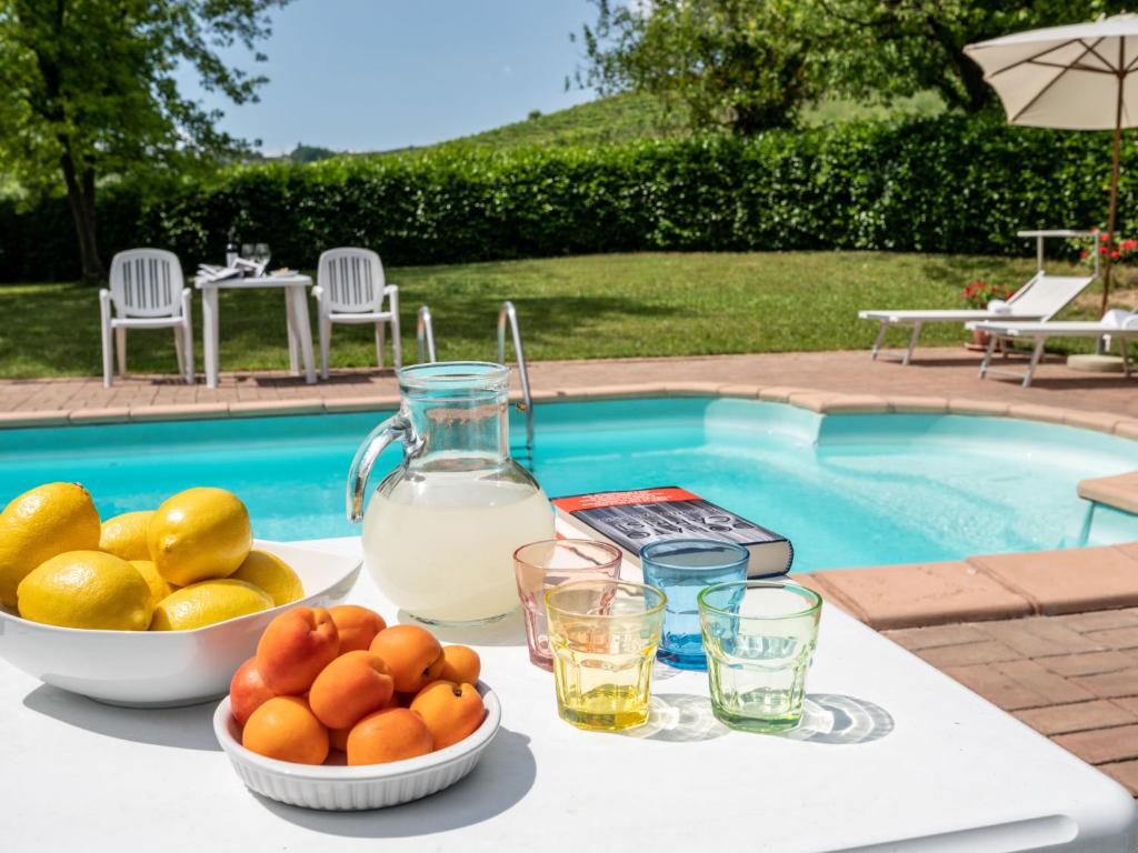 een tafel met een fruitschaal en een kan melk bij Apartment Cascina Virginia-3 by Interhome in Vigliano d'Asti