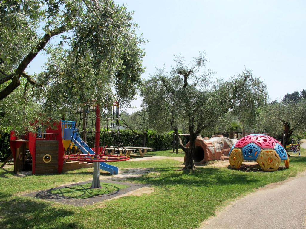 Plac zabaw dla dzieci w obiekcie Holiday Home Eden-2 by Interhome