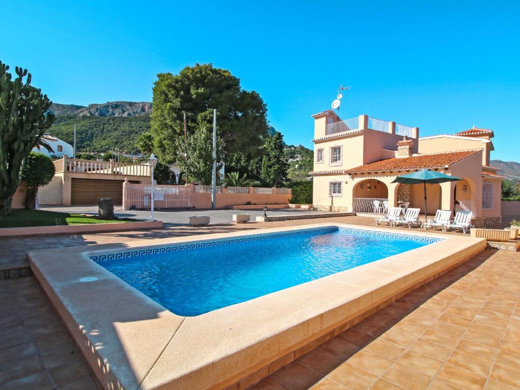 Villa con piscina frente a una casa en Villa Enrique by Interhome, en Calpe