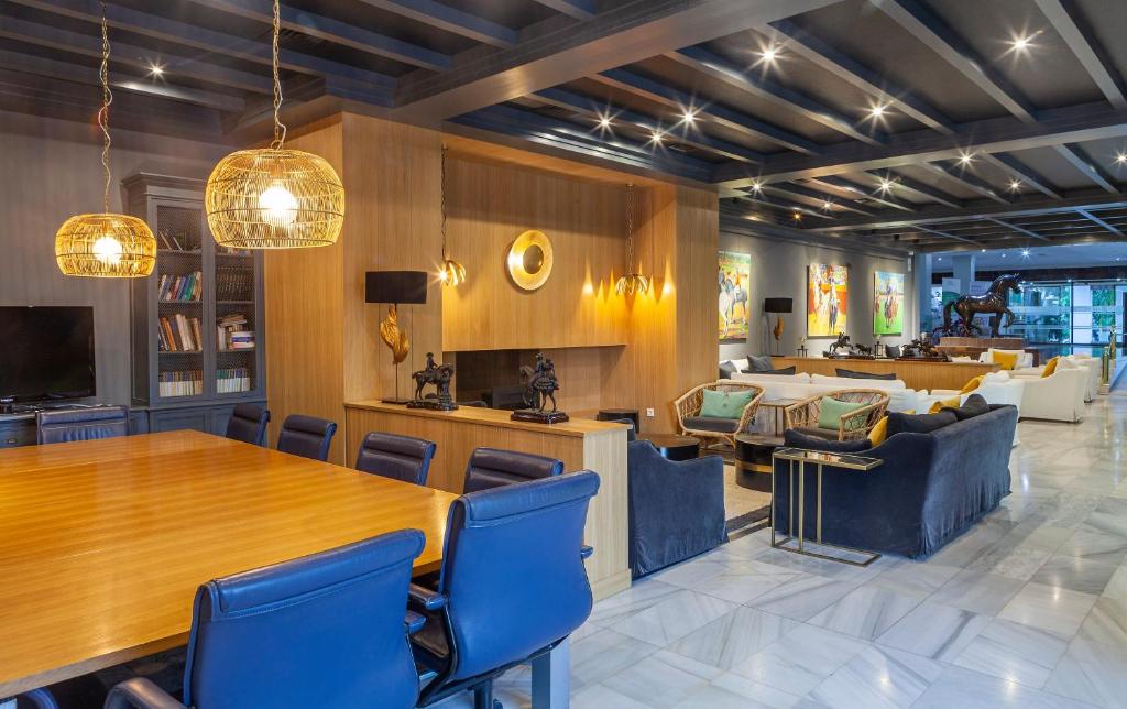 Un comedor con una mesa grande y sillas. en Hotel Jerez & Spa, en Jerez de la Frontera