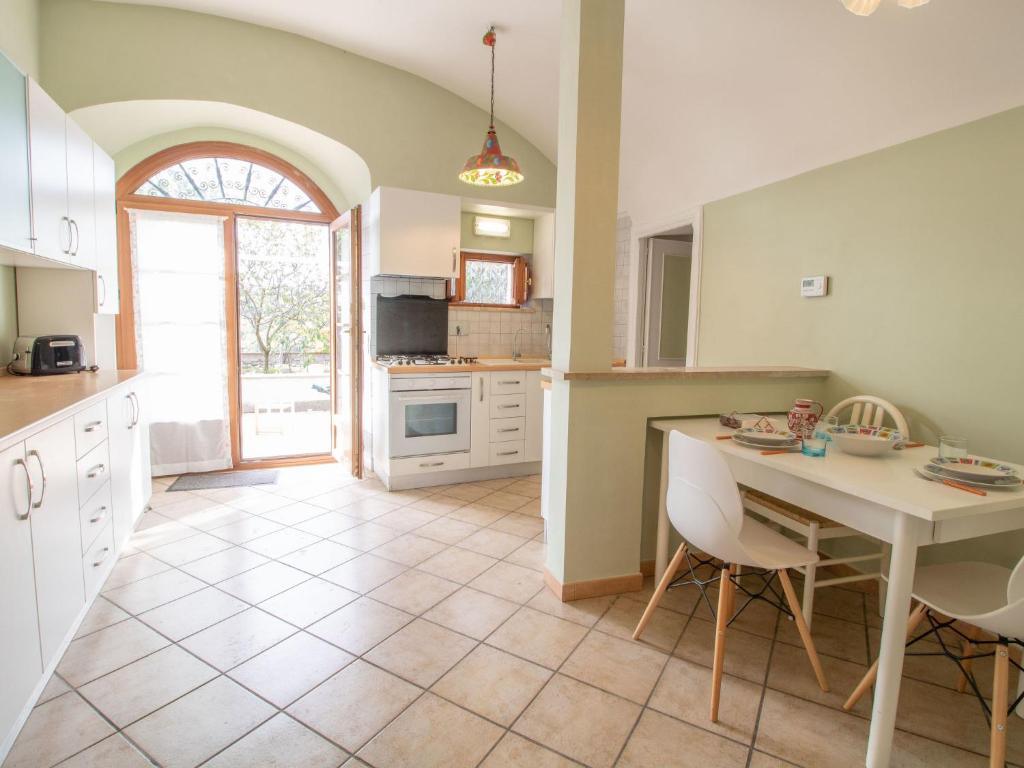 Kuchyňa alebo kuchynka v ubytovaní Apartment Kiwi e L'uva - Tuscia by Interhome