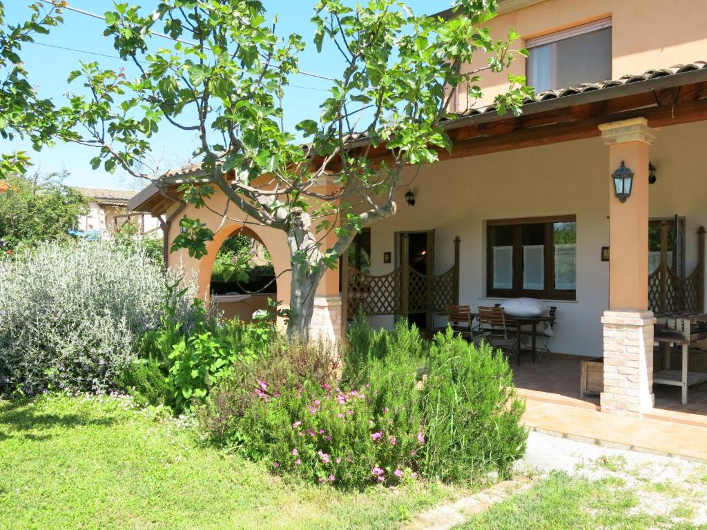 A garden outside Apartment Villa Elster-1 by Interhome