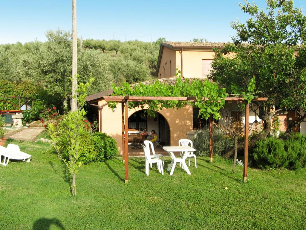 A garden outside Apartment Villa Elster-1 by Interhome