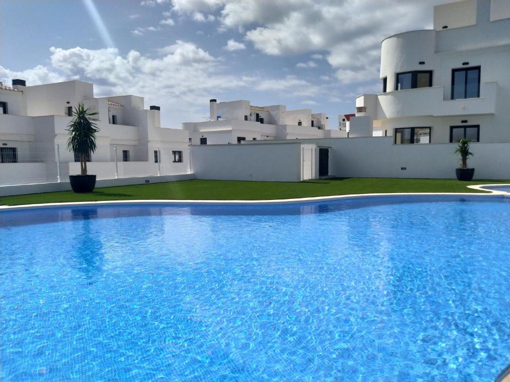 uma grande piscina em frente a um edifício em Apartment Residencial Panoramic by Interhome em Cala de Finestrat