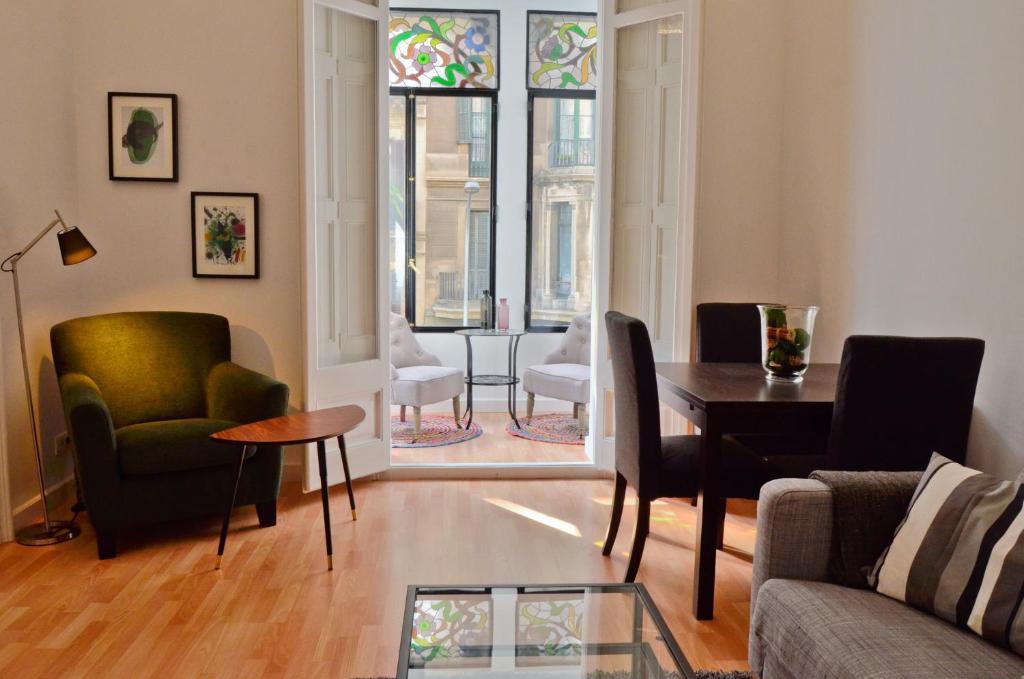 Hotel Way to BCN Casa Rovira, a living room with a table and chairs at Way to BCN Casa Rovira in Barcelona