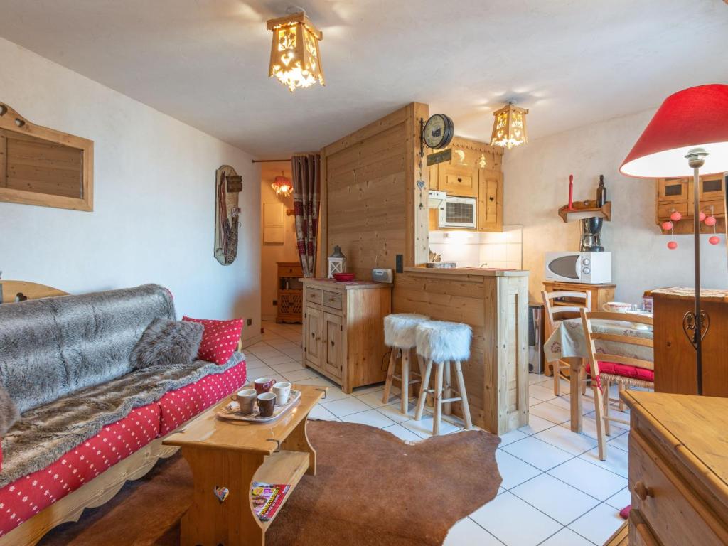 un salon avec un canapé et une cuisine dans l'établissement Apartment Bel Alp 23 by Interhome, à Saint-Gervais-les-Bains