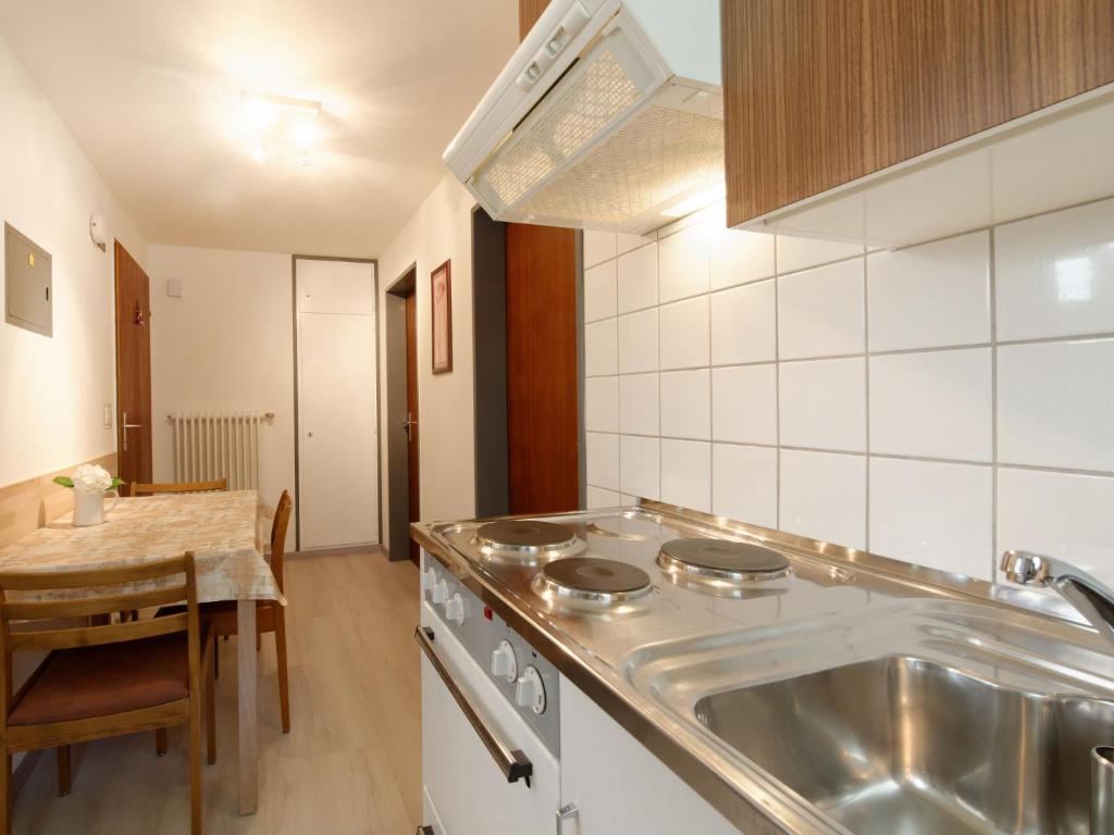 Kuchyň nebo kuchyňský kout v ubytování Apartment Hubertus-1 by Interhome