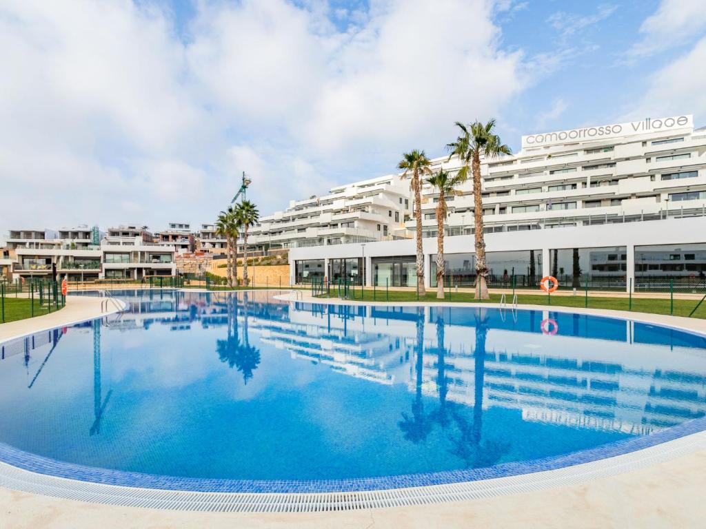 ein großer Pool vor einem großen Gebäude in der Unterkunft Apartment Camporroso Village by Interhome in Cala de Finestrat