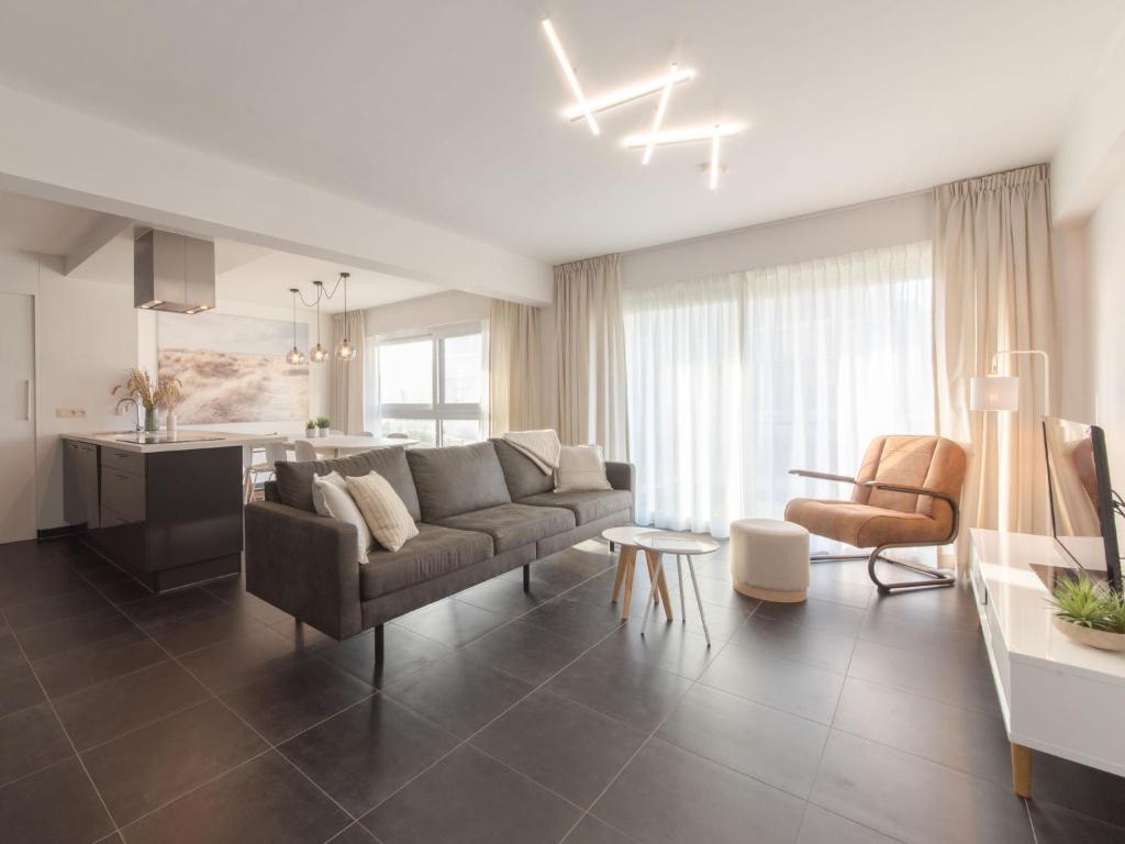 sala de estar con sofá y cocina en Apartment Miramar by Interhome, en Ostende