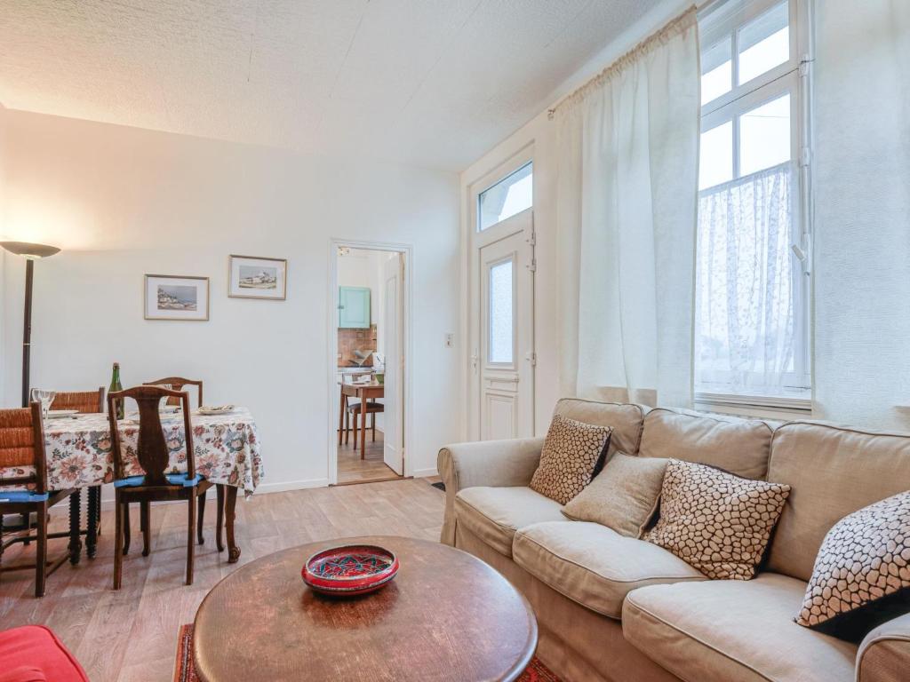 un salon avec un canapé et une table dans l'établissement Holiday Home Maison Rose by Interhome, à Saint-Pierre-Quiberon