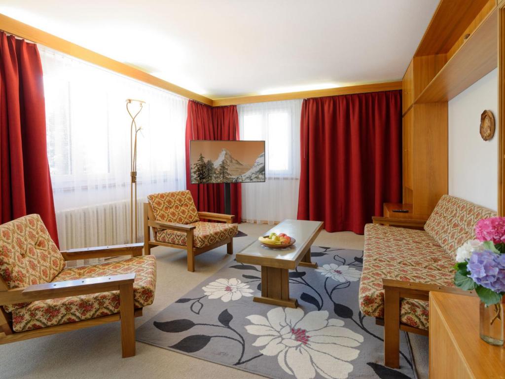 - un salon avec un canapé, des chaises et une table dans l'établissement Apartment Hubertus-2 by Interhome, à Zermatt