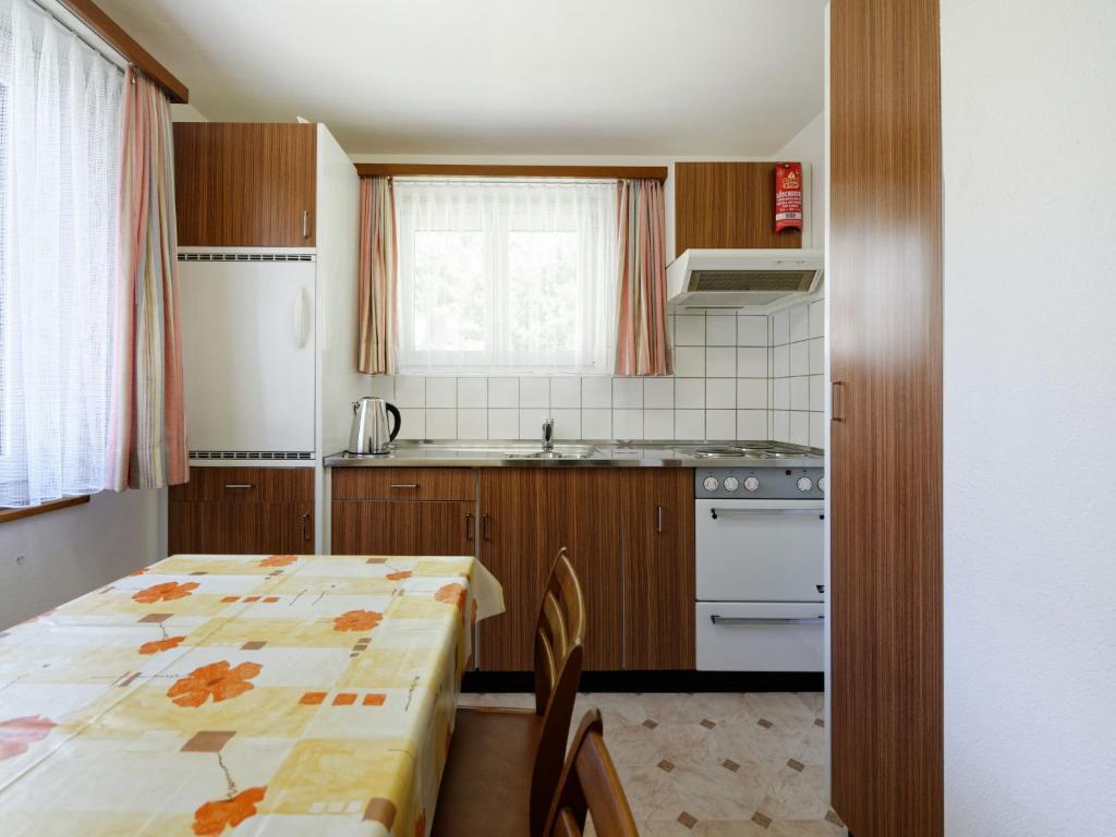 Kuchyň nebo kuchyňský kout v ubytování Apartment Hubertus-2 by Interhome