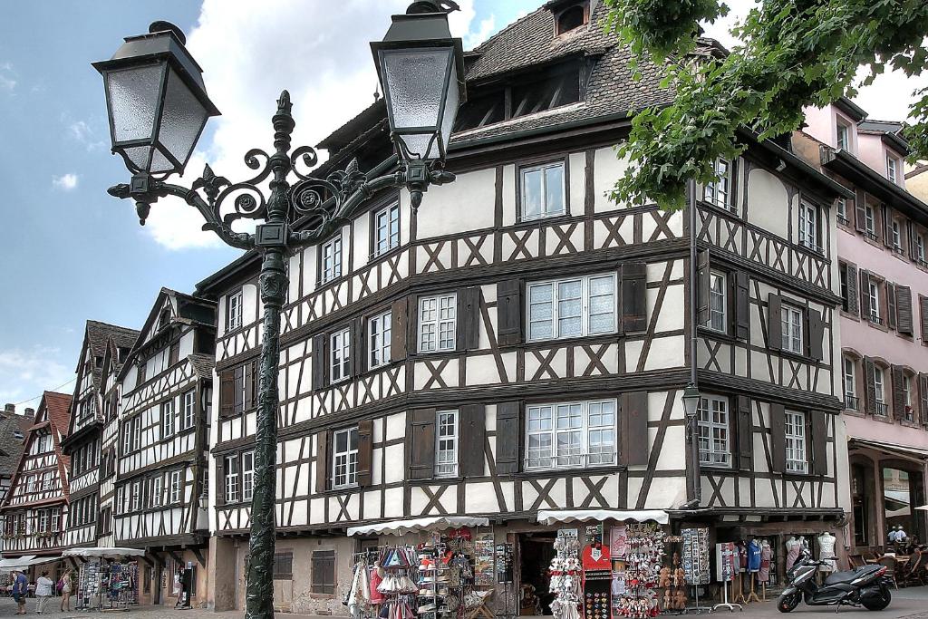 een gebouw met een straatlicht ervoor bij Appartement Le bain aux plantes in Straatsburg