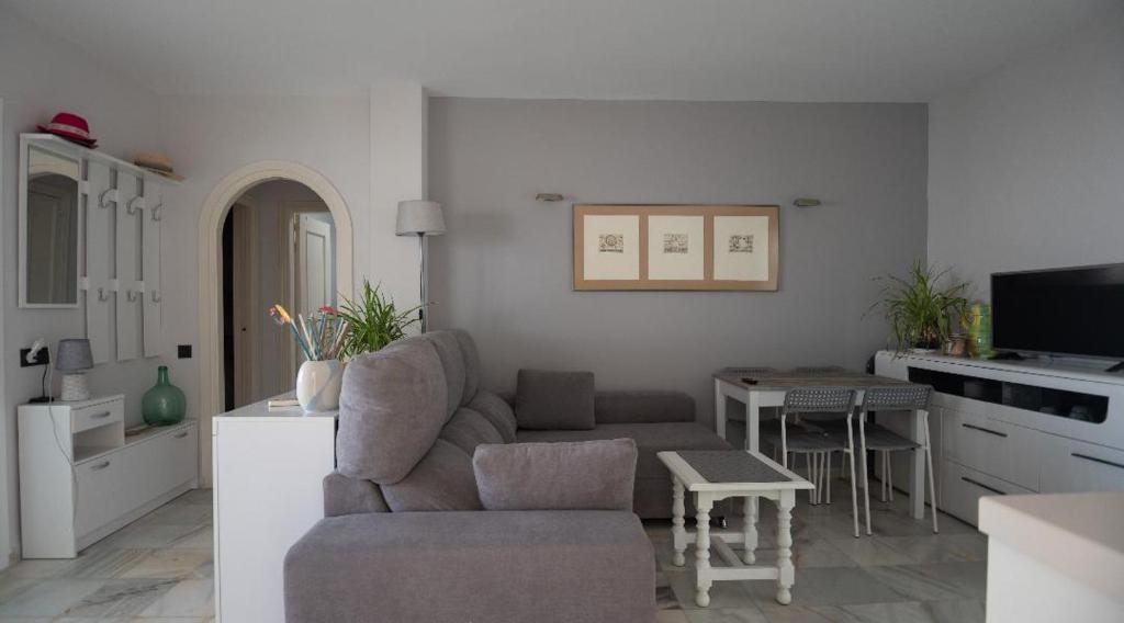 TV a/nebo společenská místnost v ubytování Casa el Jardin de Indalo - Mojacar Playa