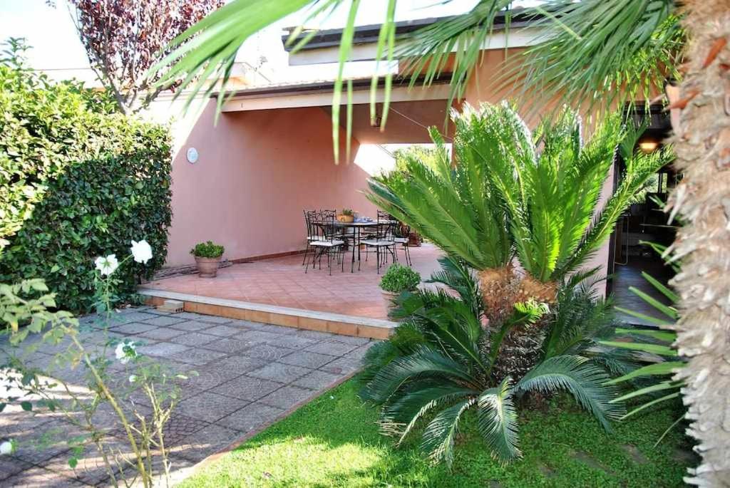 Casa con patio con mesa y sillas en VILLA LENA 100 mt dal mare tra Terracina e Sperlonga en Lido Di Fondi
