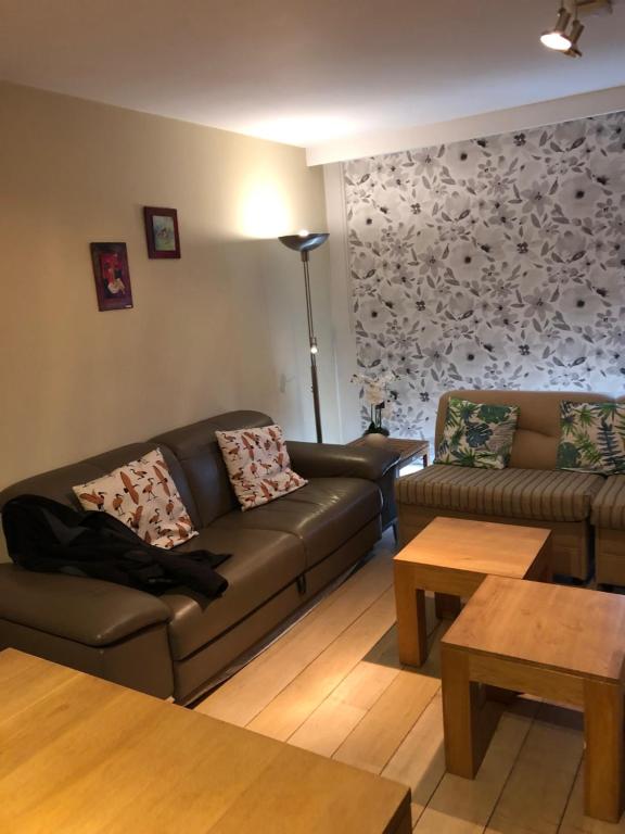 sala de estar con sofá y mesa en Lautrec, en Bredene