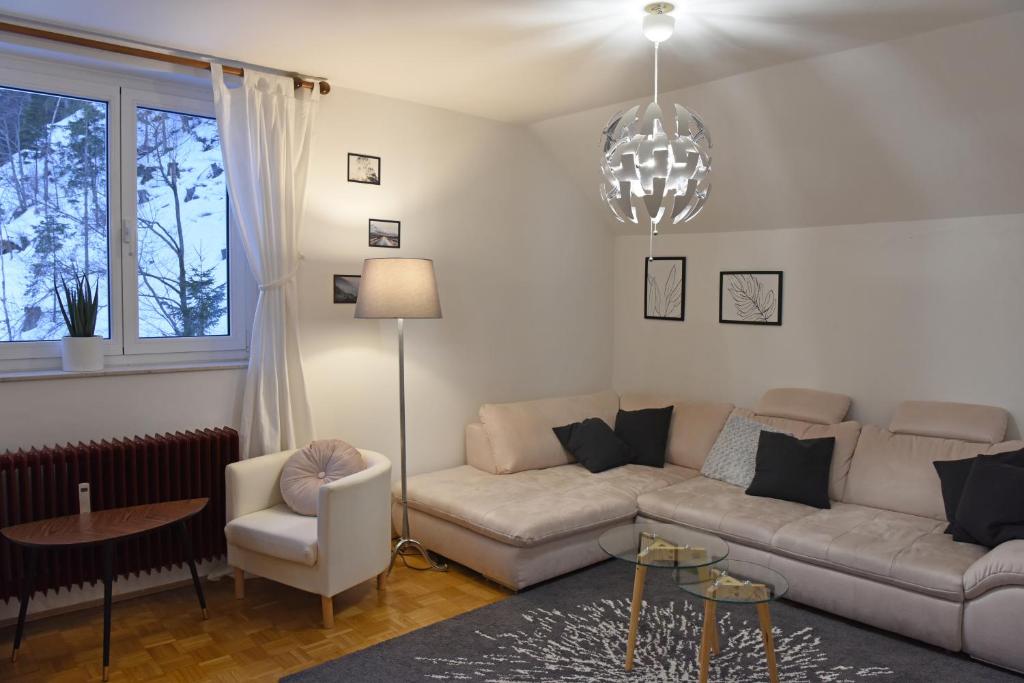 - un salon avec un canapé et une table dans l'établissement Apartma Marni, à Kranjska Gora